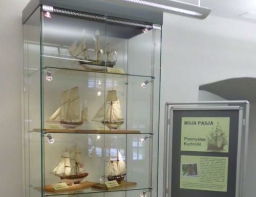 W bibliotece wystawa modeli żaglowców
