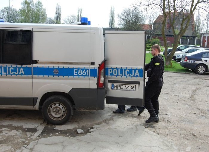 Był zdenerwowany więc wybił szybę
