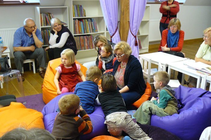Dorośli czytają dzieciom