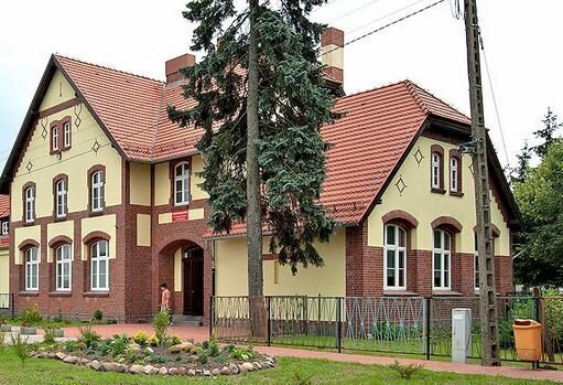 Zostawiają butelki przed drzwiami gimnazjum