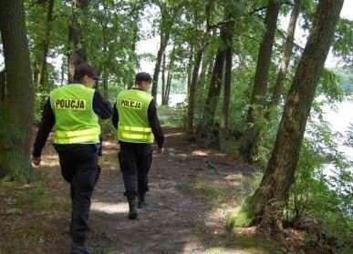 Dzieci nad jeziorem pod opieką nietrzeźwej matki