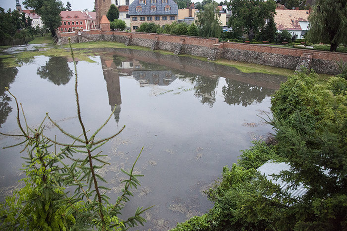 Niedrożna fosa woda zalewa piwnicę i teren działki