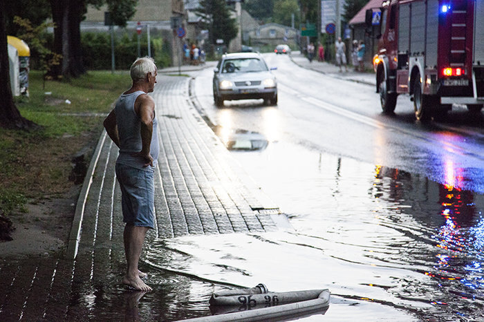 Skutki opadów deszczu ulica Obrońców Warszawy