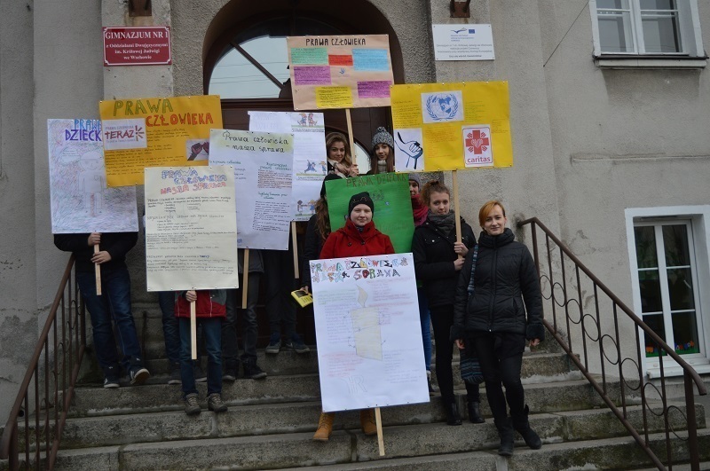 Gimnazjaliści nawołują do przestrzegania praw człowieka