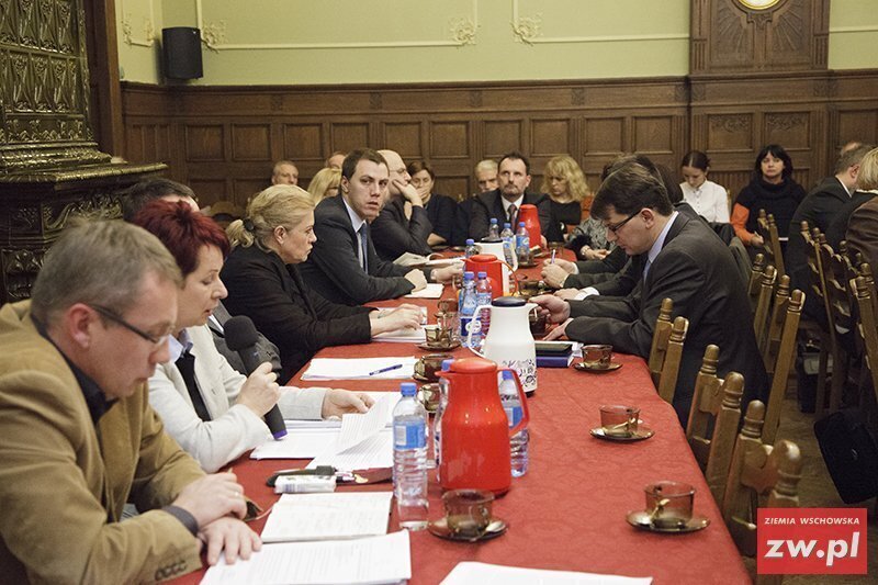 Szukają oszczędności budżet do ponownej analizy