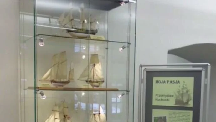 W bibliotece wystawa modeli żaglowców