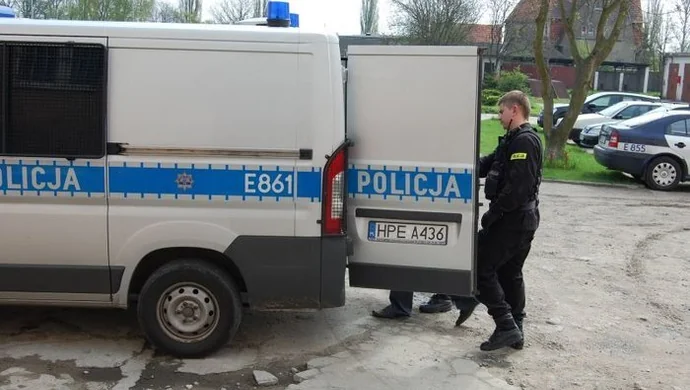 Był zdenerwowany, więc wybił szybę