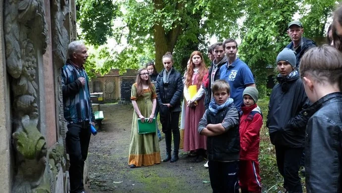 Spacer - światło w ciemności