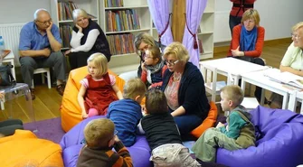 Dorośli czytają dzieciom