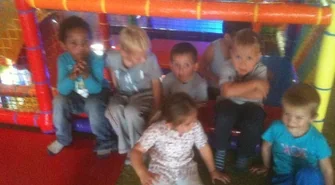 Przedszkolaki z Siedlnicy bawią się we Włoszkowicach
