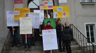 Gimnazjaliści nawołują do przestrzegania praw człowieka