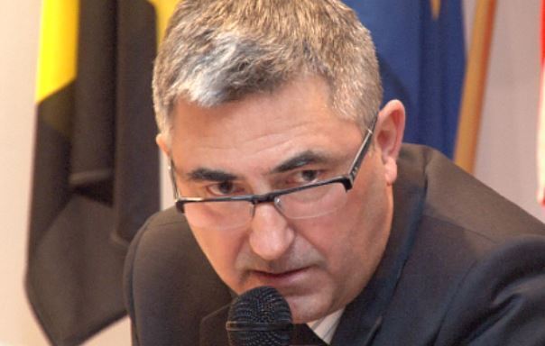 Zakupią znaki drogowe i masę asfaltową