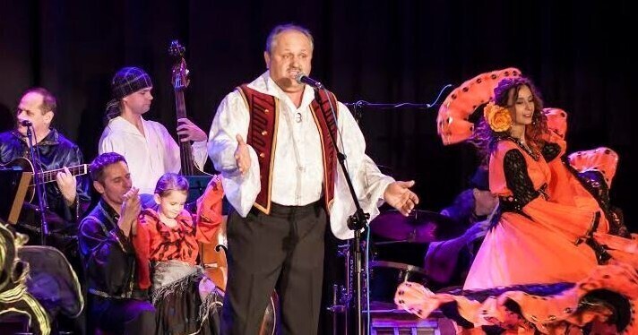 Sława Dzień Kobiet przy muzyce i tańcu cygańskim