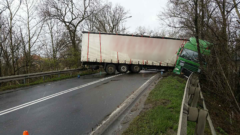 Tir uderzył w barierki na wiadukcie