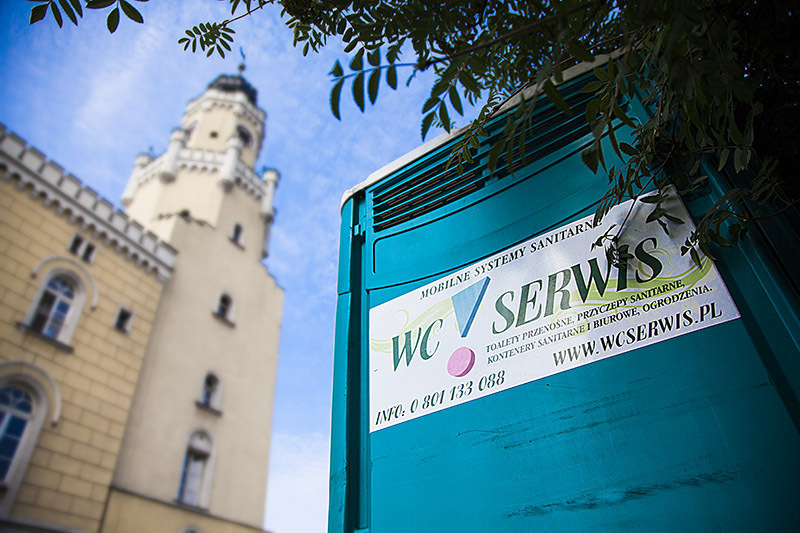 W centrum powiatowego miasta stanął toi toi