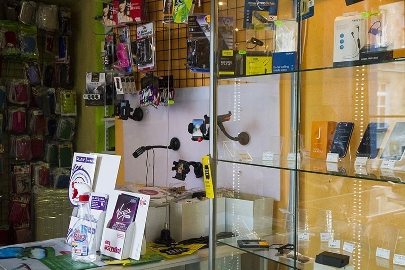 Włamali się do sklepu z telefonami