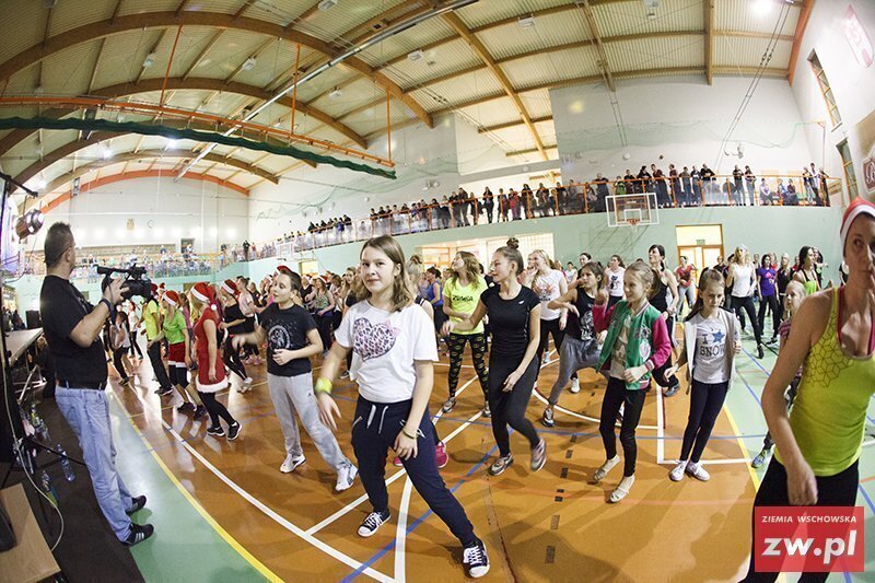 Energetyczna Zumba na sławskiej plaży