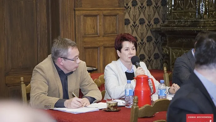 Felieton: Kładą głowę pod topór