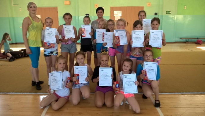 Warsztaty akrobatyczne i taneczne zespołu mażoretek „Finezja”.