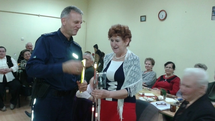 Policjanci rozmawiali z seniorami o bezpieczeństwie