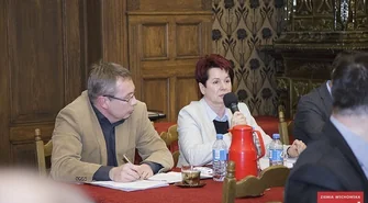 Felieton: Kładą głowę pod topór