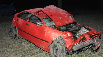 Dachował w przydrożnym polu