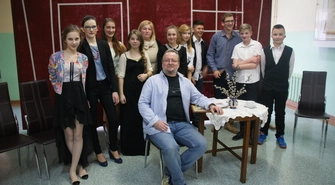 Koło teatralne z Gimnazjum nr 2 zaprasza na sztukę teatralną