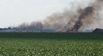 Pali się zboże w Konradowie