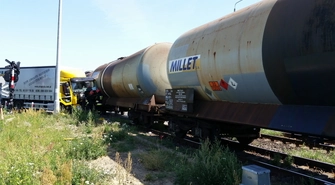 Ciężarówka wjechała w wagon pociągu