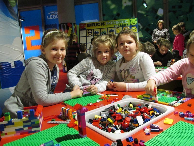 Przedszkolaki i absolwenci na wystawie LEGO