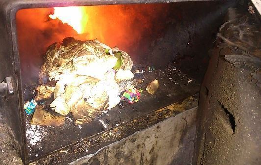 Mieszkaniec zgłosił że ktoś pali w piecu odpadami
