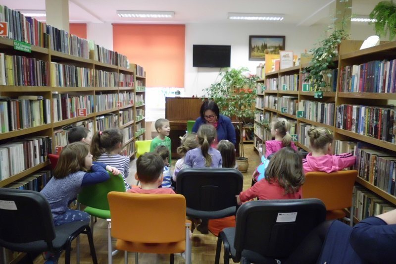 Pani burmistrz czyta dzieciom