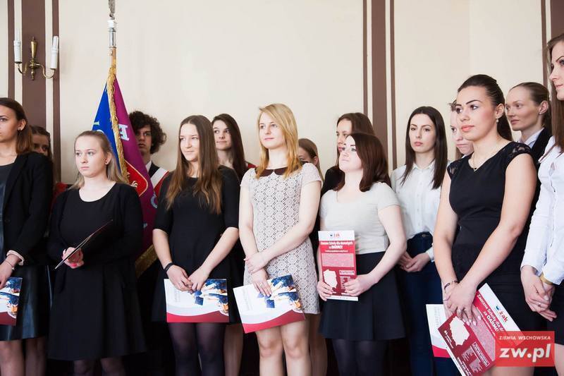 Trzecioklasiści otrzymali świadectwa. Ostatnia prosta przed maturą