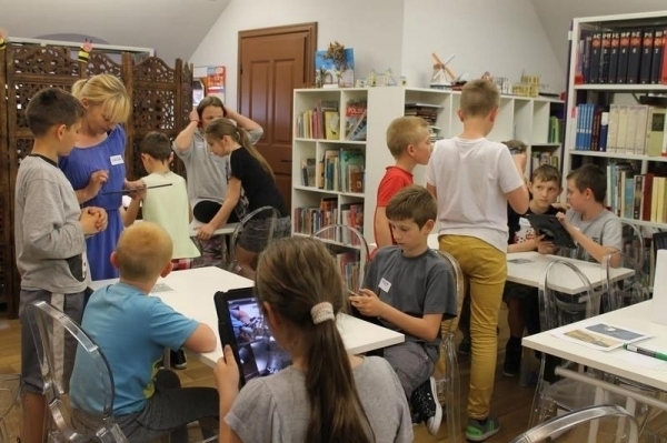 Zabawy z tabletami w bibliotece