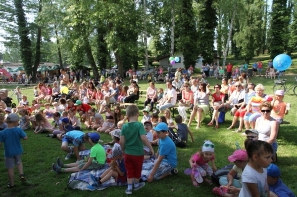 Piknik rodzinny słońce i PRL