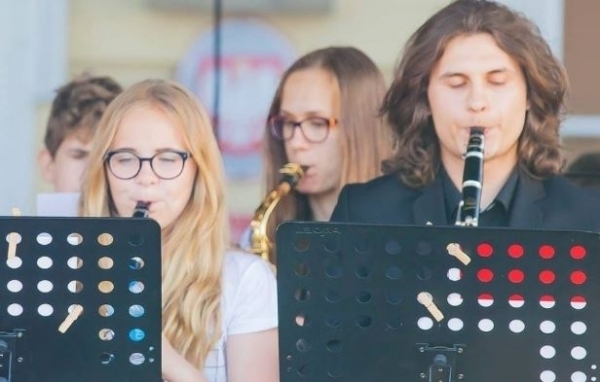 Orkiestry Dęte Szkół Muzycznych na wschowskim rynku
