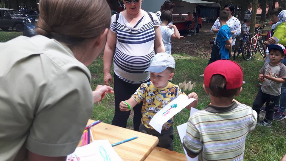 Piknik leśnych ludzi