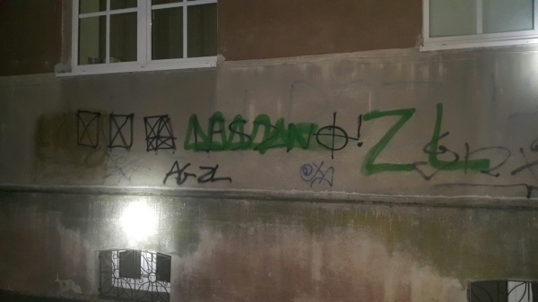 Fetowali zwycięstwo malując po murach