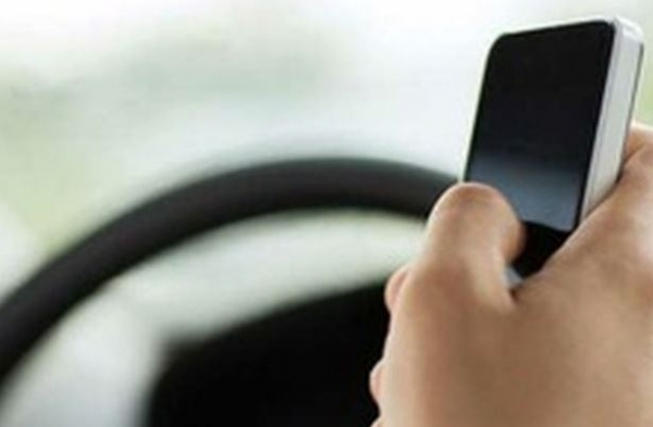 Wpatrzeni w ekrany swoich telefonów przekraczają nieuważnie jezdnię