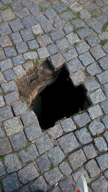 Słupki zabezpieczają niebezpieczne miejsca na drodze