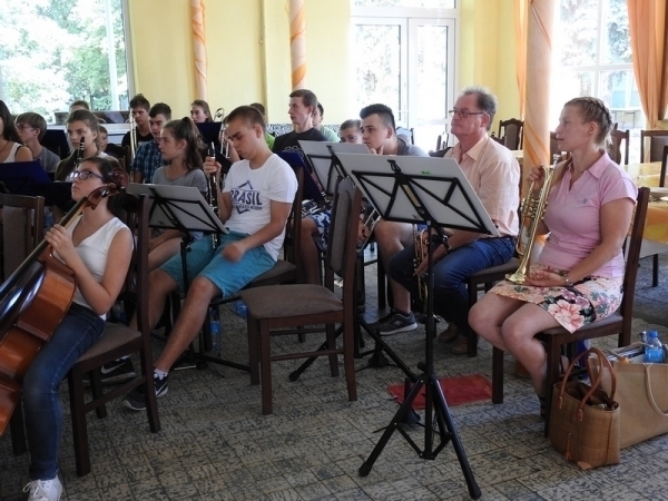 Muzyczne spotkanie z przyrodą w tle