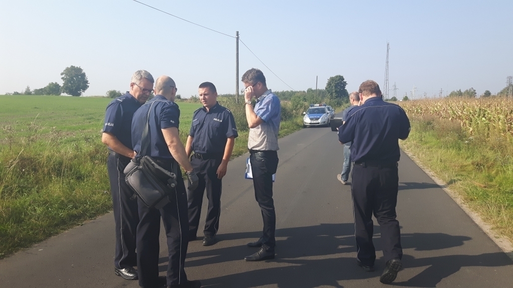 20-latkowie dotkliwie pobili mężczyznę. Zwłoki 37-latka znaleziono we wtorek w rowie
