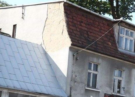 Tynk sam nie odpadł. Interweniowali pracownicy CKiR pomogła Straż Pożarna