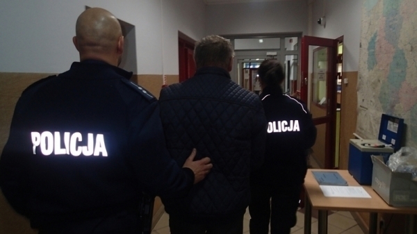 Próbował zabić sąsiada siekierą