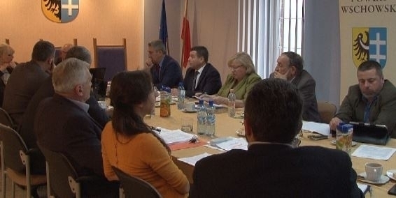 Nie twórzmy koncertu życzeń. Dyskusja w powiecie o remontach dróg