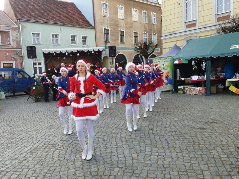 Orkiestra i mażoretki na jarmarku