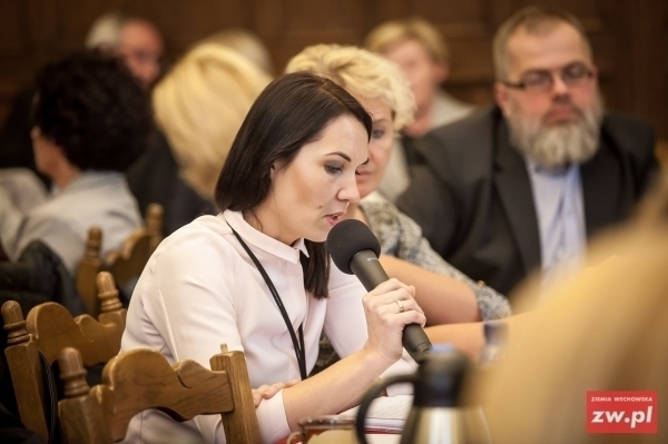 Radni wnioskują o naprawy dróg wyznaczenie pasów dla pieszych. Dopytują o ścieżkę rowerową do Osowej Sieni