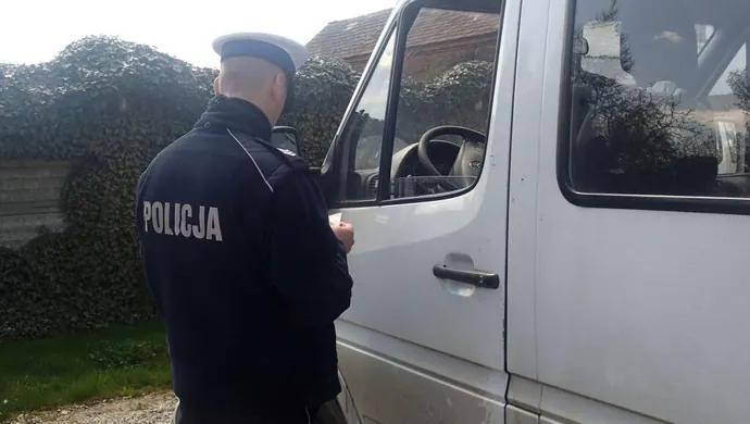 Pirat drogowy wiózł 13 osób, stracił prawo jazdy