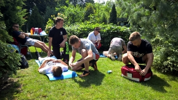 Uczestnicy Hufca Pracy oraz uczniowie I Zespołu Szkół we Wschowie na podium Manewrów w Górze