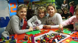 Przedszkolaki i absolwenci na wystawie LEGO